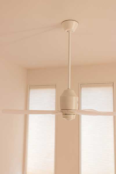 ceiling-fan.jpg 吹き抜けに設置したシーリングファン